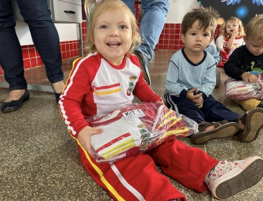Pela primeira vez, alunos de Mercedes recebem uniforme escolar gratuito